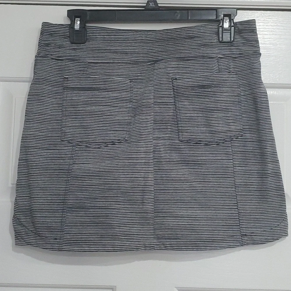Athleta Gray Metro Stripped Zip Pockets Skort Size Small - Picture 4 of 6